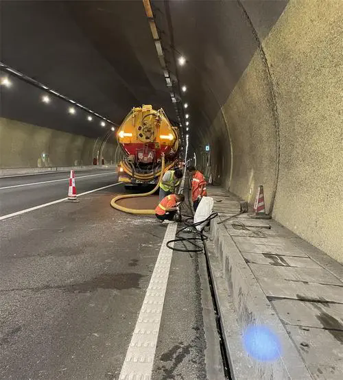 南岔隧道排水渠清淤